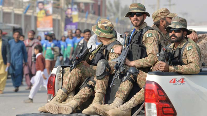 Eight Pakistan soldiers killed in suicide attack