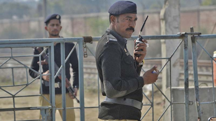 Gunmen kills 2 Pakistani intelligence officers 