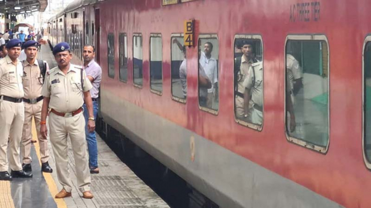 India railway constable shoots 4 dead on train