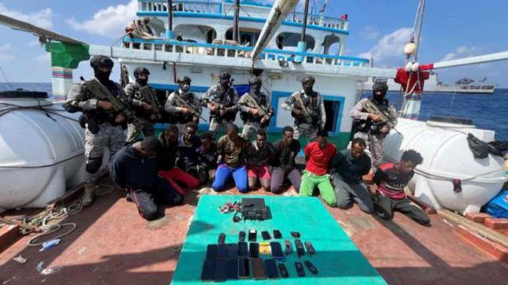 Indian navy rescues 19 Pakistani held hostage by Somali pirates