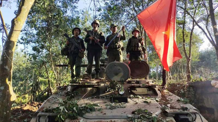 Myanmar soldiers flee to India after border clash with rebels