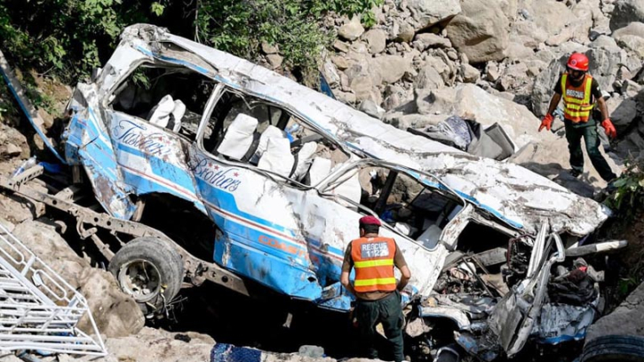 Death toll from Pakistan bus accident climbs to 26