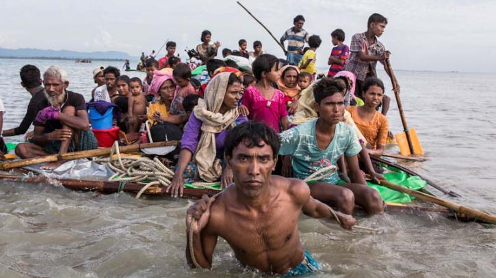 Thousands of Rohingya huddle on Bangladesh border